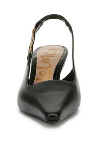 Scarpa slingback nera in pelle con punta affusolata, lati traforati e un accento di catena dorata. Texture liscia con soletta marrone recante il logo.