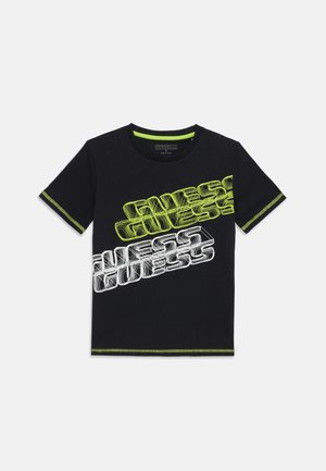 Fekete pamut póló fehér és neon zöld "GUESS" felirattal, kerek nyakkivágással és kontrasztos zöld varrással az ujjakon és az alján.