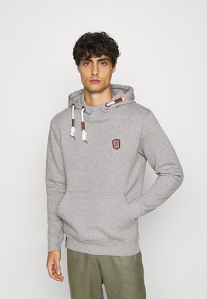 Sudadera con capucha gris hecha de tela suave, que cuenta con un bolsillo frontal, cordones blancos y marrones, y un pequeño parche de logo marrón.