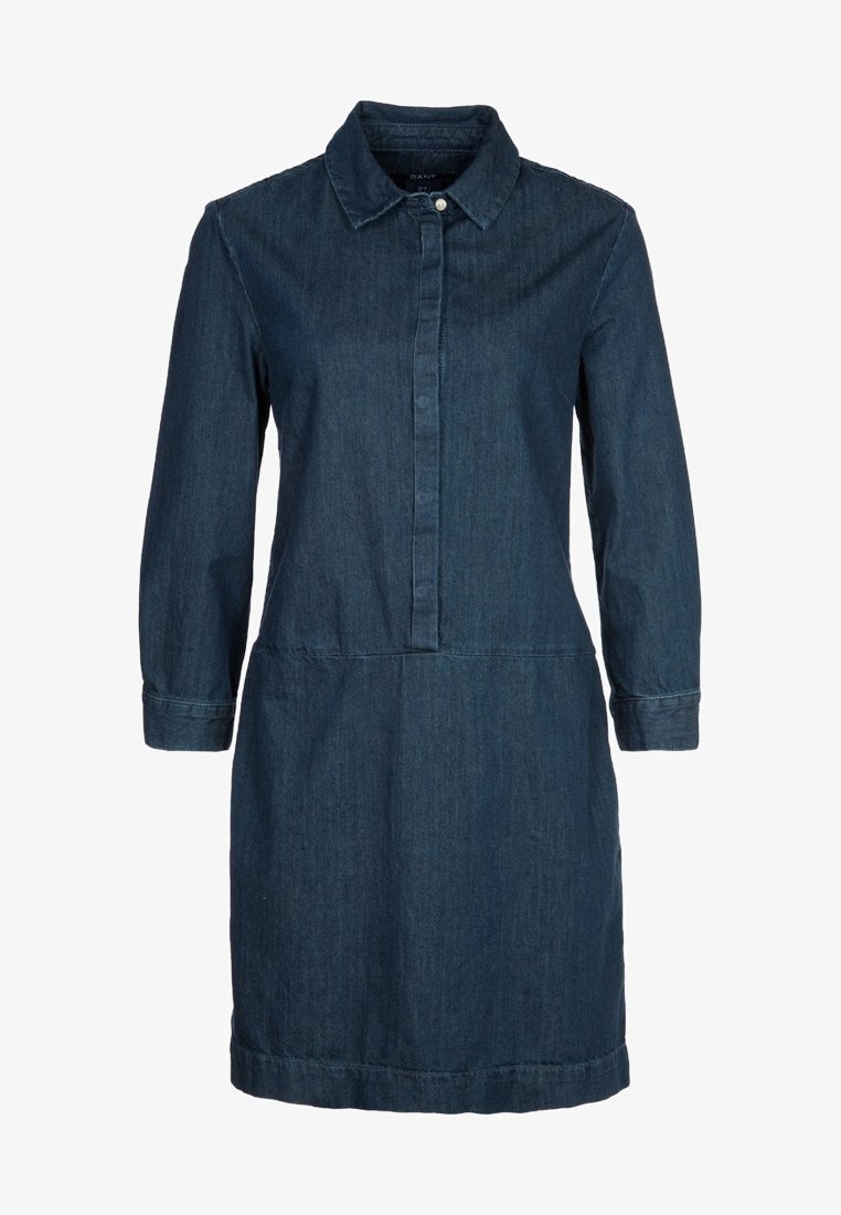 Robe en denim foncé avec des manches longues, un col, une fermeture à boutons et une taille cintrée, présentant une texture lisse et une longueur au genou.