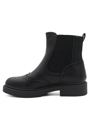 Stivali alla caviglia in pelle nera con pannelli elastici ai lati, dettagli brogue sulla punta e un tacco spesso per un supporto aggiuntivo.