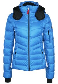 Veste d’hiver matelassée bleue avec capuche noire amovible, fermeture éclair à l’avant, poches latérales et poche zippée sur la manche gauche.