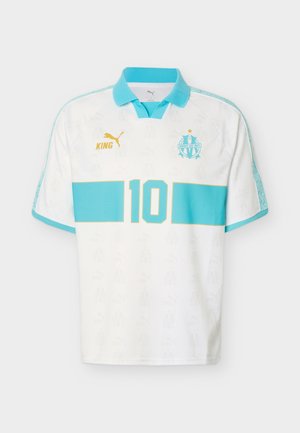 Hvit og lys blå fotballdrakt med nummer 10, Puma-logo, teksten "KING" og et blått og gyllent lagmerke på brystet.