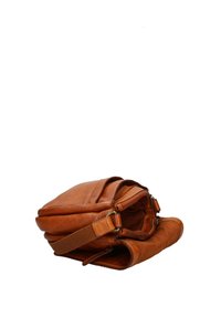 Borsa in pelle marrone con una forma strutturata, dotata di pattina frontale, manico a spalla e cerniere. Texture liscia con dettagli di cucitura.