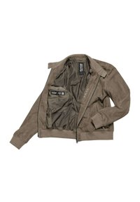 Giacca bomber in suede marrone con polsini e colletto a costine, dotata di una fodera in rete e di una tasca interna con etichette visibili. Chiusura frontale con zip.