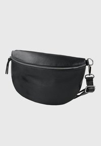 Sac bandoulière en cuir noir avec une silhouette incurvée. Il comprend une fermeture éclair supérieure, une surface texturée et une sangle réglable avec des éléments métalliques.
