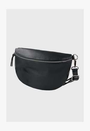 Zwarte leren crossbodytas met een gebogen silhouet. Voorzien van een ritssluiting aan de bovenkant, een gestructureerd oppervlak en een verstelbare riem met metalen hardware.