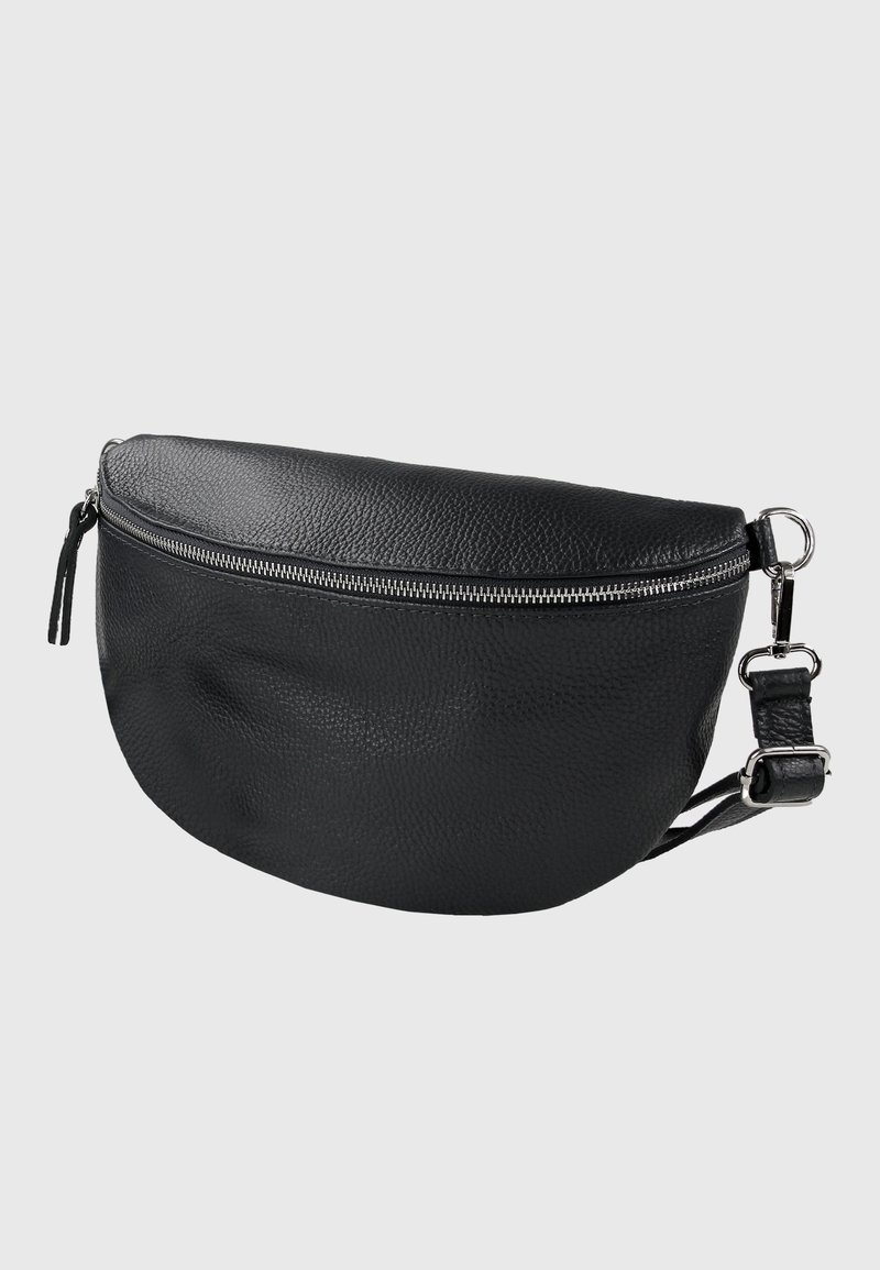 Sac bandoulière en cuir noir avec une silhouette incurvée. Il comprend une fermeture éclair supérieure, une surface texturée et une sangle réglable avec des éléments métalliques.