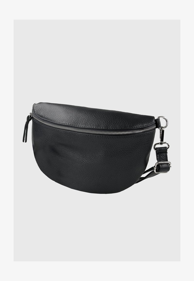 Zwarte leren crossbodytas met een gebogen silhouet. Voorzien van een ritssluiting aan de bovenkant, een gestructureerd oppervlak en een verstelbare riem met metalen hardware.