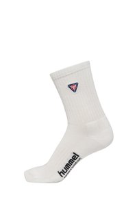 Hvide ankelstrømper med ribbet tekstur, prydet med et blåt og rødt trekantet logo samt sort "hummel" branding på siden.