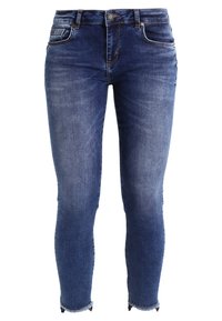 Donkerblauwe denimjeans met een slim fit, voorzien van een rits, voorkruiszakken en rafelige zoomdetails. De stof heeft een licht vervaagde wassing.