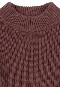 Texturerad stickad tröja med ett ribbat mörk mauve krage och kropp, som visar vertikala linjer från sömnadsmönstret.