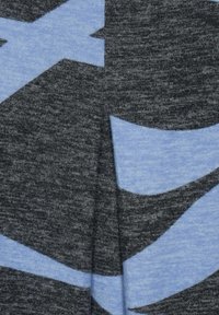 Un pull en tissu doux avec un fond gris foncé et des motifs ondulés bleu clair, présentant un aspect texturé et mélangé.