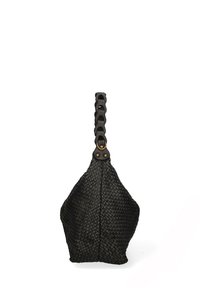 Zwarte geweven leren tas met een onderscheidende vorm en gestructureerd oppervlak. Voorzien van een gevlochten handvat en metalen hardware-accenten.