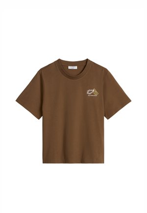 Brązowy t-shirt z krótkim rękawem z małą białą i żółtą abstrakcyjną grafiką i tekstem na lewej stronie klatki piersiowej.