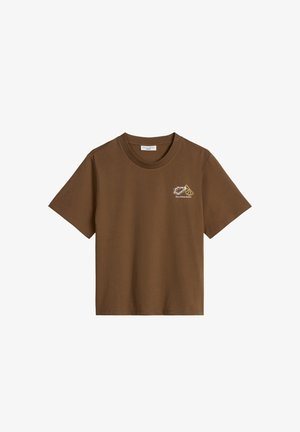 Brązowy t-shirt z krótkim rękawem z małą białą i żółtą abstrakcyjną grafiką i tekstem na lewej stronie klatki piersiowej.