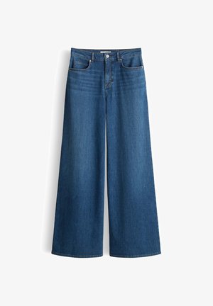 Weit geschnittene blaue Jeans aus Denim mit hoher Taille, vorderer Knopfleiste, Reißverschluss und Vorder taschen, flach auf weißem Hintergrund präsentiert.