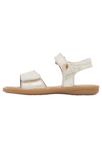 Sandali in pelle metallizzata oro con due cinturini regolabili e suola in gomma piatta. Presentano un piccolo dettaglio del logo sul lato.