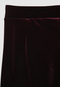 Tessuto in velluto color bordeaux con una texture liscia e una lucentezza sottile, caratterizzato da una fascia larga in vita nella parte superiore e da una finitura dei bordi pulita.