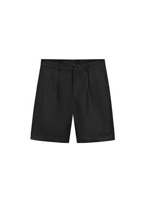Zwarte, op maat gemaakte herenshorts tot op de knie met zijzakken, riemlussen, knoopsluiting en voorplooien op een witte achtergrond.
