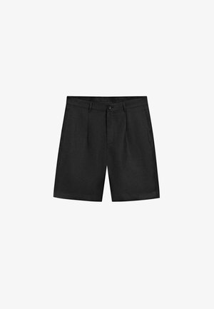 Shorts noirs pour homme, longueur genou, coupe ajustée, avec poches latérales, passants pour ceinture, fermeture par boutons et plis devant sur fond blanc.