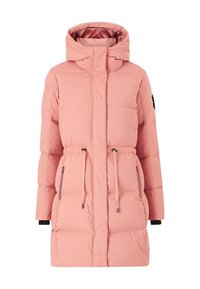 Lichtroze pufferjack met een koord in de taille, grote capuchon, ritszakken en zwarte logo-detail op de mouw. Soepele en glanzende textuur.