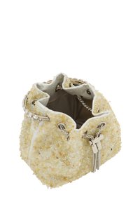 Gul krystallignende bucket bag med sølvhardware, stof snorelukning og mønstret indvendigt. Den teksturerede ydre giver dimension.
