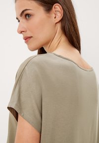 s.Oliver MET EEN LOOSE FIT - T-shirt print - dusty olive