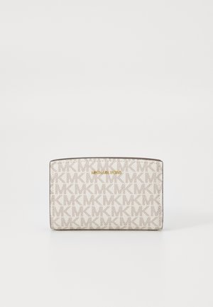 Biały portfel z tkaniny, z powtarzającym się wzorem logo, złotym tekstem oraz prostokątnym kształtem i gładkimi krawędziami.