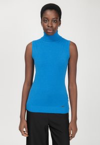 Top senza maniche blu a collo alto realizzato in morbido tessuto a maglia, con orlo a coste e un sottile dettaglio logo in basso.