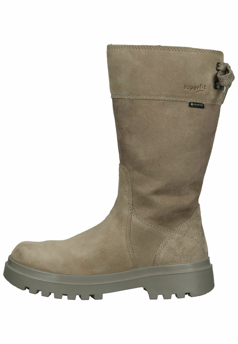 Beige Wildleder-Stiefel in Kniehöhe mit strukturiertem Finish, Gummisohle und dekorativem Akzent. Verfügt über eine seitliche Schnürung und ein wasserdichtes Gore-Tex-Tag.