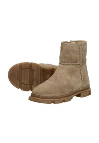 Suède enkelboots in lichtbeige met gestructureerde zijnaadstiksels, platte rubberen zool en een zijrits voor gemakkelijk aan- en uittrekken.
