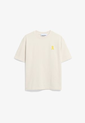 Crème-kleurige katoenen t-shirt met korte mouwen en een ronde hals. Voorzien van een klein geel lintlogo op de linkerborst.