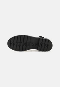 Calvin Klein Jeans COMBAT SLING MULE - Jalga libistatavad jalanõud - triple black