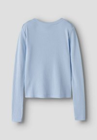 Lichtblauwe geribbelde langermige top met een ronde halslijn en cropped ontwerp, met een gladde textuur en zijkanten met splitten.