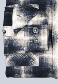 Marineblaues und crèmefarbenes Karomuster-Flanellhemd mit geknöpften Manschetten, das einen strukturierten Stoff und kontrastierende Farbmustern aufweist.