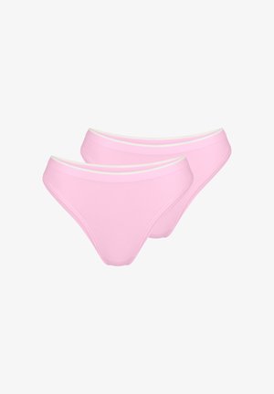 Dwa damskie bawełniane majtki w jasnoróżowym kolorze z białymi pasami w talii, przedstawione na białym tle.