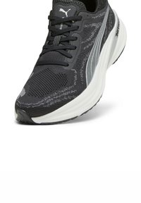 Puma MAGNIFY NITRO - Tekaški copati za cesto - black/white/silver