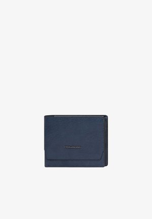 Cartera bifold de cuero azul marino con el logo de Piquadro centrado en la solapa frontal, mostrando la superficie texturizada y detalles de costura.