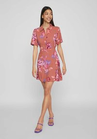 VILA KURZÄRMELIGES - Tričkové šaty - brick dust