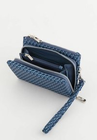 Portofel albastru țesut, cu o finisare texturată, compartimente multiple cu fermoar și un mânere pentru încheietură. Accentele de hardware argintii îmbunătățesc designul său.