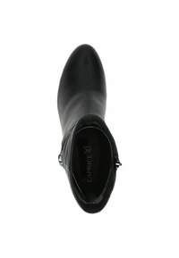 Černá kožená kotníková bota s elegantním designem, zaoblenou špičkou a bočním zipem jako akcentem. Měkká textura a minimalistický styl.