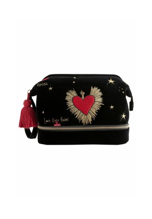 Bolsa de terciopelo negro con un diseño de corazón rojo, bordado en dorado, acentos de estrellas y un borlón rojo. Cierre de cremallera en la parte delantera.