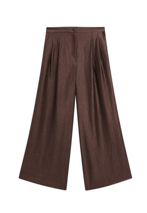 Pantalons larges marron en tissu texturé, avec plis sur le devant, poches latérales et fermeture à bouton à la taille.