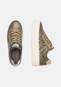 Metallisch olivgrüne Sneakers mit strukturierten Akzenten, goldenen Schnürdetails, dekorativem Reißverschluss und einer weißen Plateausohle.