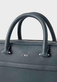 Navyblå læderhåndtaske med tekstureret overflade, to øverste håndtag, sølvfarvede beslag og BOSS-logo foran. Lynlåslukning øverst.