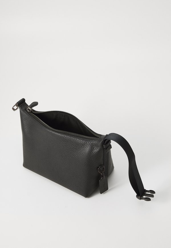 TRAVEL KIT WITH SPEED CLIP - Wash bag3