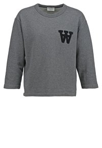 Harmaa huppari pitkillä hihoilla, pyöreällä kauluksella ja tekstuurilla varustetulla mustalla "W" logolla edessä. Valmistettu pehmeästä kankaasta, jossa on rento malli.