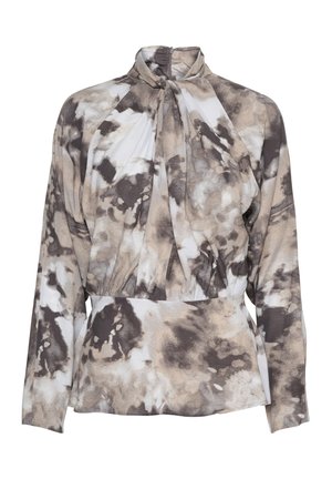 Långärmad blus i beige, brunt och vitt med plisserad halsringning, åtdragen midja och abstrakt mönster; tillverkad av lätt, texturerad tyg.