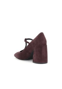 Pantofii cu toc înalt din suede burgund, cu vârful ascuțit, prezentând un design cu curea în T și un toc gros. Textură netedă pe întreaga suprafață.